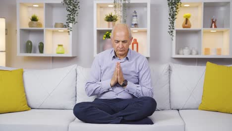 Anciano-Meditando-En-Casa.